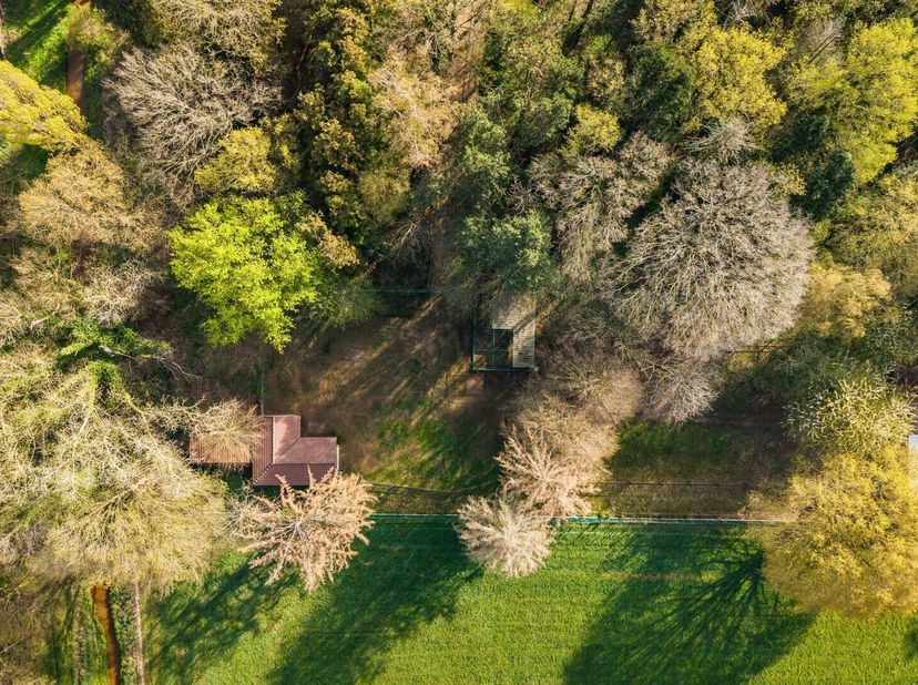 In een groene, bosrijke en bijzonder rustige omgeving bevindt zich dit stijlvolle en oerdegelijk gebouwde landhuis aan de Aanhofstraat 46 in Heusden-Z