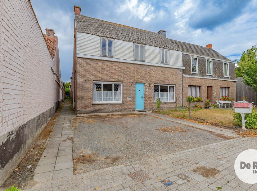 EERSTE BEZOEKDAG ZATERDAG 5/09 VAN 10U TOT 13U (enkel op afspraak!)<br />
OOSTERZELE - Deze totaal te renoveren woning kunt u vinden pal in het centru