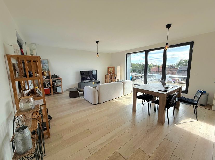 Calevoet / Lycée Français. Ruim penthouse in een nieuw gebouw (Lage Energie). 2 grote slaapkamers, woonkamer met volledig ingerichte keuken, 1 terras