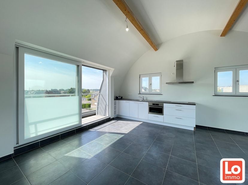 Deze ruime studio (81m²) als loft ingericht bevindt zich in het centrum van Lochristi, op wandelafstand van winkels, scholen en bushalte.<br />
De stu
