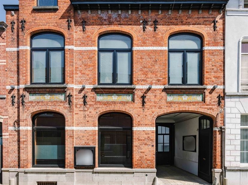 RONSE - Bent u op zoek naar een unieke combinatie van een eigendom waar wonen en werken naadloos samengaan?<br />
 <br />
Dan is dit uitzonderlijke