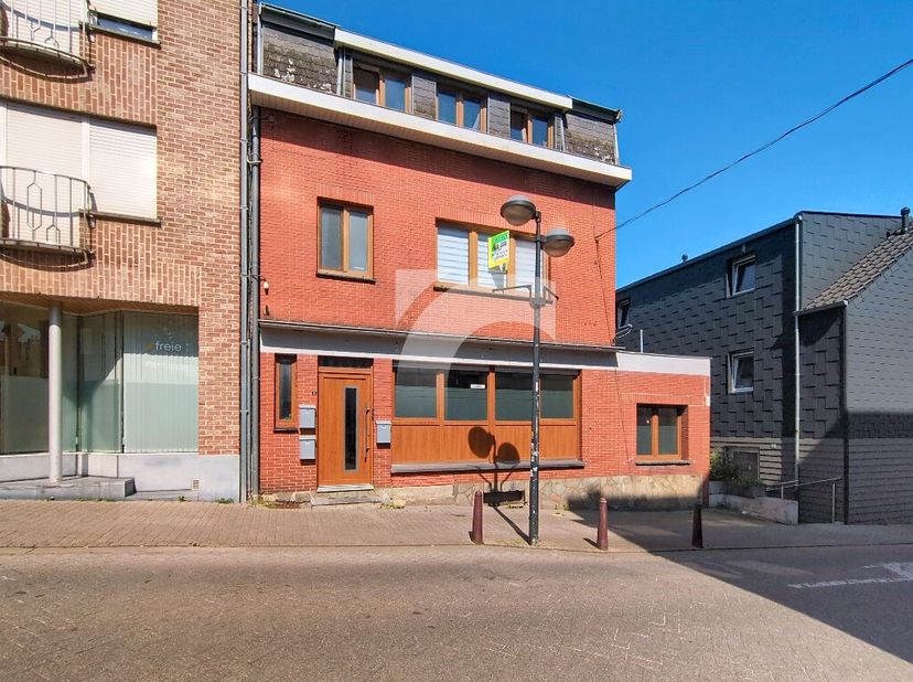 KELMIS rue de lEglise, 4: Au centre de Kelmis, à proximité de toutes les commodités, découvrez cette maison transformée et agrandie au fil des années,