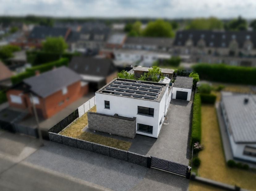 In de Lariksenstraat in Houthalen-Oost bevindt zich deze stijlvolle en energiezuinige gezinswoning met 4 slaapkamers op een perceel van 8 are. De woni
