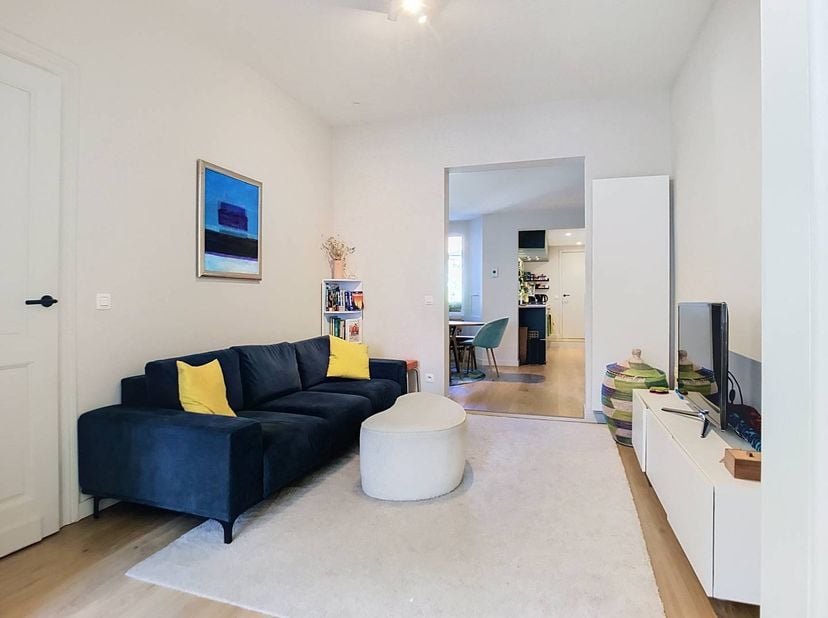 Bent u op zoek naar een instapklare en volledig ingerichte woning met een uitstekende ligging? Dan is dit recent gerenoveerde huis in Zwijndrecht besl