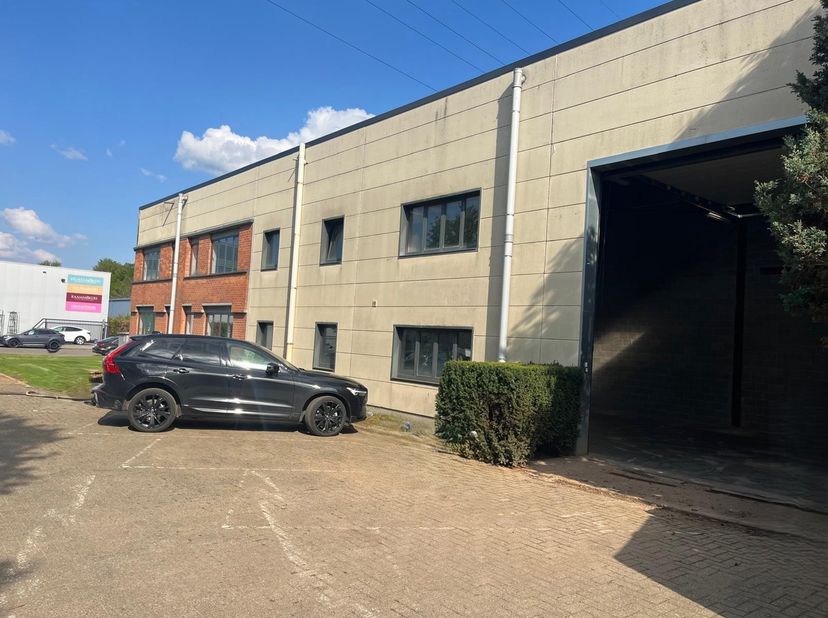 Magazijn is 159 m² en kantoor 96 m².<br />
Gelegen in de industriezone van Wijnegem.<br />
Centraal nabij de E313 en E19 en rondpunt Wijnegem.