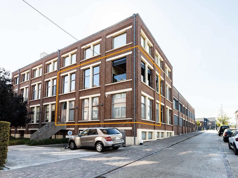 Deze prachtige loft maakt deel uit van een karaktervol loftencomplex in een voormalige textielfabriek en combineert authentieke industriële charme met