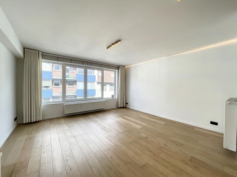 DEMANDEZ UNE VISITE UNIQUEMENT VIA IMMODAVINCI.BE<br />
SITUATION<br />
Cet appartement de 2 chambres, prêt à emménager, bénéficie d'une situation cen