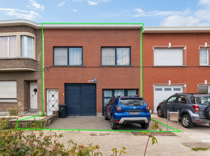 Op zoek naar een eigendom met tal van mogelijkheden? Dan is deze woning op een centrale locatie met een vlotte verbinding naar omliggende gemeenten en