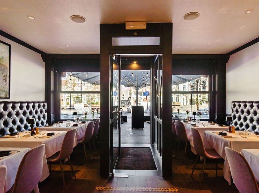 Gelegen op een absolute toplocatie in het hart van Beveren-Waas, bevindt dit commercieel pand zich rechtstreeks aan de levendige Grote Markt met maxim