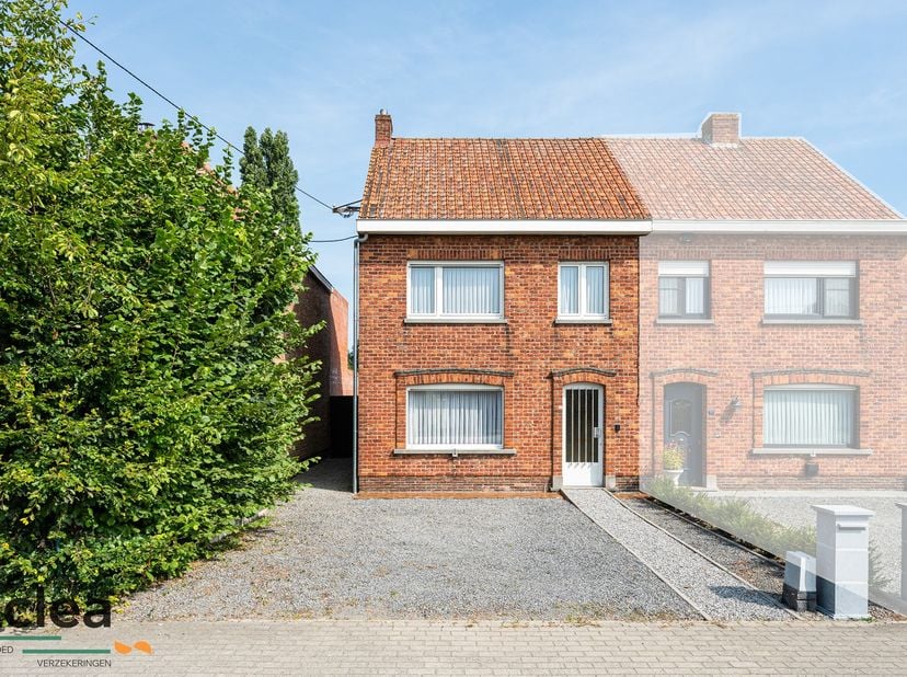 Welkom in deze charmante&amp;nbsp;te renoveren woning, gelegen aan de Oude Staatsbaan in Adegem. Deze halfopen woning, gebouwd in 1951, biedt heel wat mog