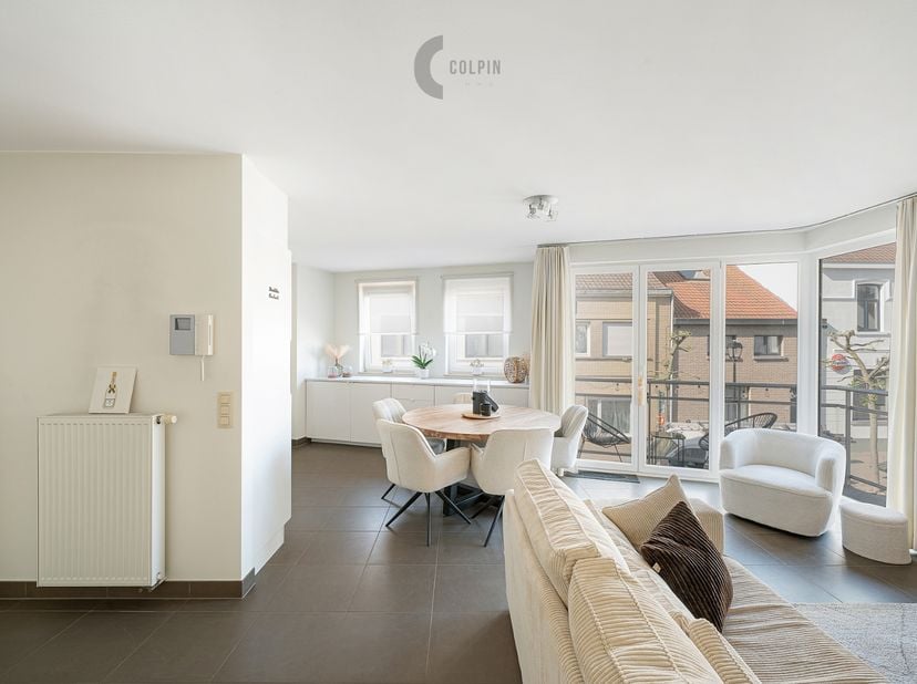 Ontdek dit zeer ruim en lichtrijk hoekappartement op een toplocatie in Heist, gelegen op een boogscheut van de zeedijk en het bruisende centrum. Dankz