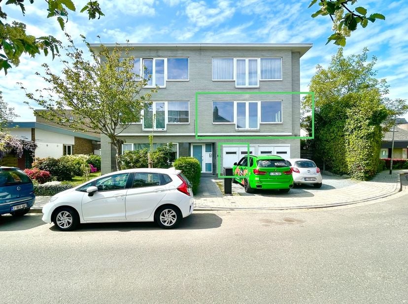 Lichtrijk en ruim appartement op de eerste verdieping van deze kleine residentie in rustige residentiële woonbuurt; Zeer goede locatie nabij alles wat