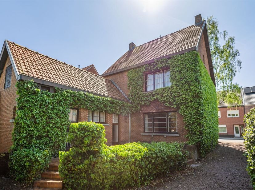 Deze vrijstaande woning uit 1950 biedt dankzij haar gunstige ligging, praktische indeling en ruime bewoonbare oppervlakte tal van mogelijkheden.<br />