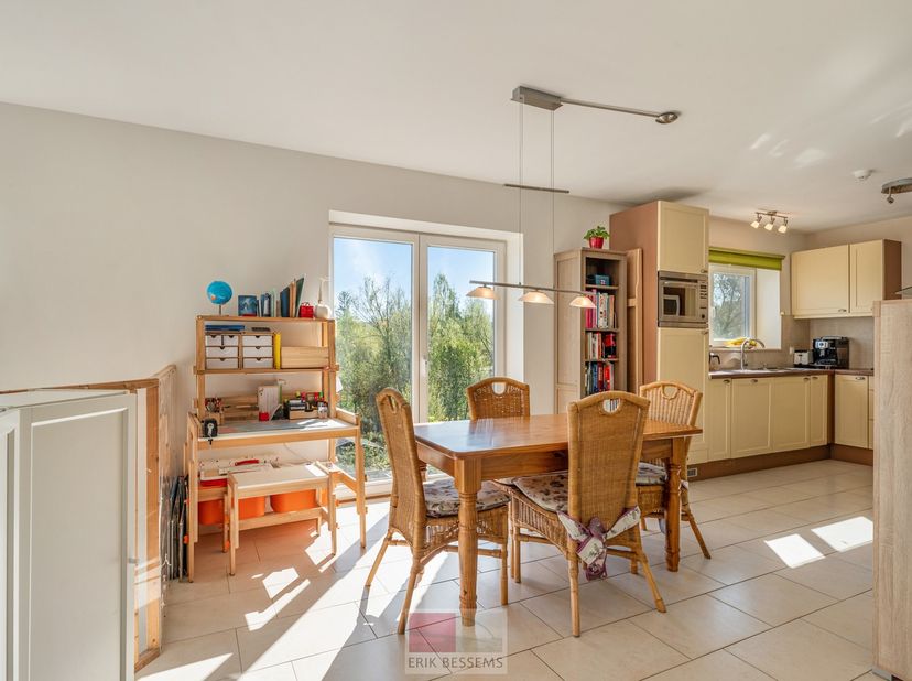Zeer energiezuinige, vrijstaande woning, gebouwd in 2011, gelegen op een perceel van 715 m² met een bewoonbare oppervlakte van ca. 220 m², verdeeld ov