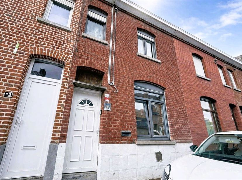 Cette maison deux façades se situe à proximité immédiate de toutes les commodités- commerces, écoles, transports et axes routiers. Elle constitue une