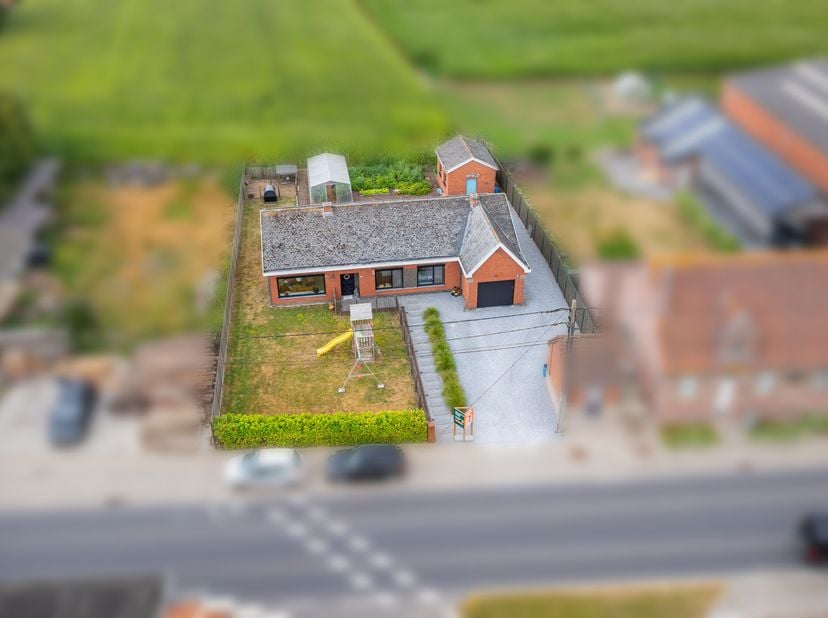 Deze alleenstaande bungalow is gelegen in de dorpskern van Zuidschote en kent een zeer goede uitvalsbasis.<br />
We betreden de woning langs de hal me