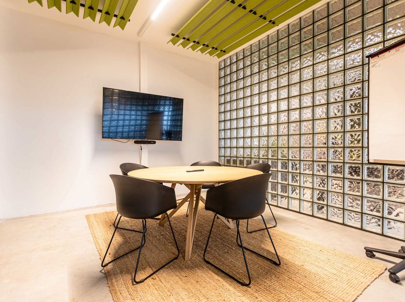 Situé au cœur du zoning dynamique de Wavre, face à Walibi et à proximité immédiate du Boulevard de l’Europe, bureau fermé de 18 m² disponible au sein
