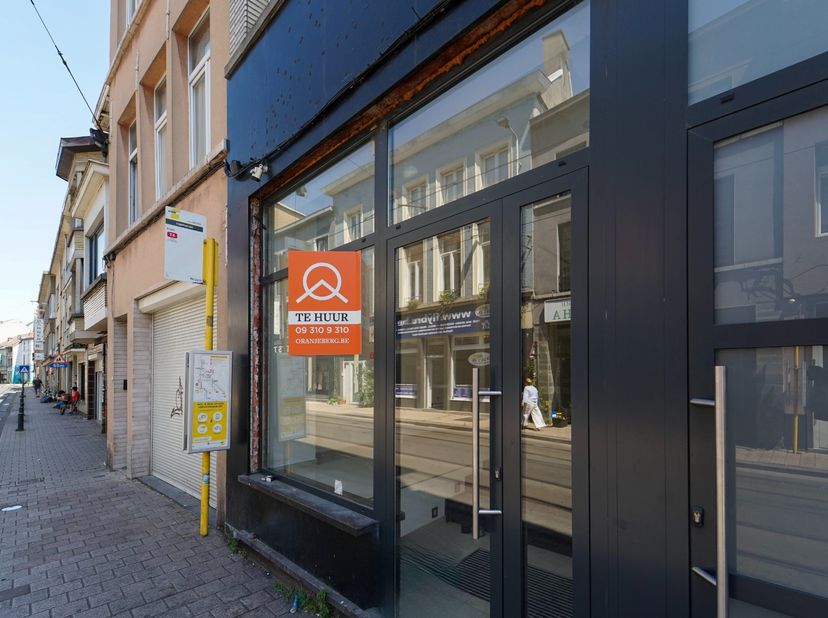 Dit aangename en lichtrijke pand werd grondig vernieuwd, waarbij onder meer een nieuwe vloer en een volledig vernieuwde plafondafwerking werden voorzi