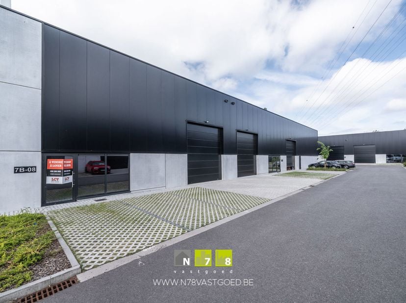 UNIT A7 IN BEDRIJVENPARK OOSTERRING TE GENK.<br />
ALGEMEEN<br />
Dit nieuwe bedrijvenpark is gelegen te Genk en omvat 20 kwalitatieve KMO-units evena