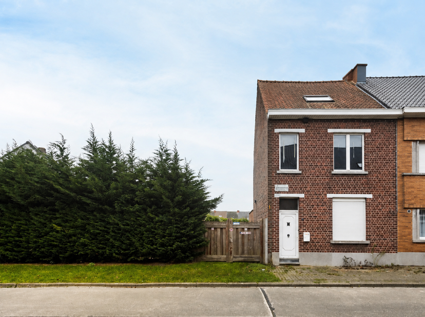 Dit geheel bestaat uit een te renoveren woning en 2 naastliggende percelen bouwgrond, gelegen buiten het centrum in een rustig en groene omgeving.<br