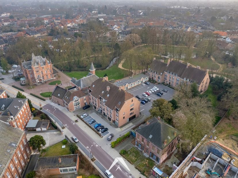 Bent u op zoek naar een ruim appartement in een groene en rustige omgeving, maar toch dicht bij alle voorzieningen? Dit lichtrijke duplex-appartement