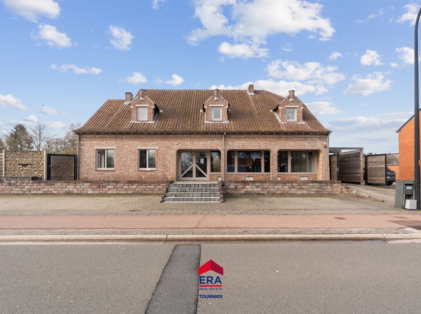 strong&amp;gt;Energiezuinige eigendom met commerciële ruimte, magazijn en gerenoveerde woonst op topligging Deze veelzijdige eigendom combineert wonen, we