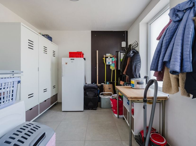 Deze totaal gerenoveerde halfopen bebouwing met drie slaapkamers is gelegen op de Bosmolens, op een oostgericht perceel van 389 m² en met een bewoonba