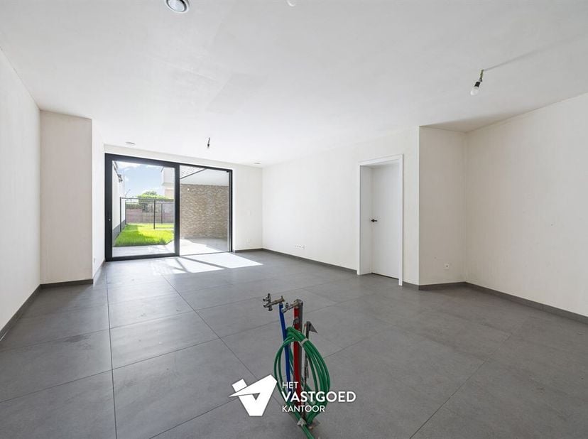 Gelijkvloers wonen met ruim terras (tuin)  6% btw mogelijk!<br />
Dit aangename gelijkvloerse appartement combineert comfortabel wonen met buitenruimt