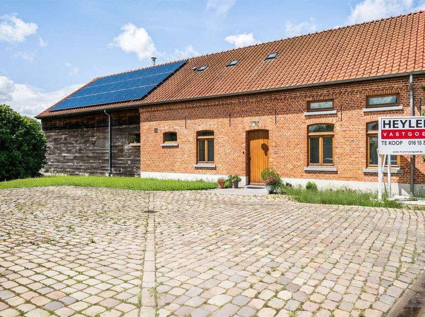 Deze woning is gelegen in een doodlopende straat in een rustige en groene woonomgeving in Langdorp. De landelijke sfeer zorgt voor rust, terwijl het c