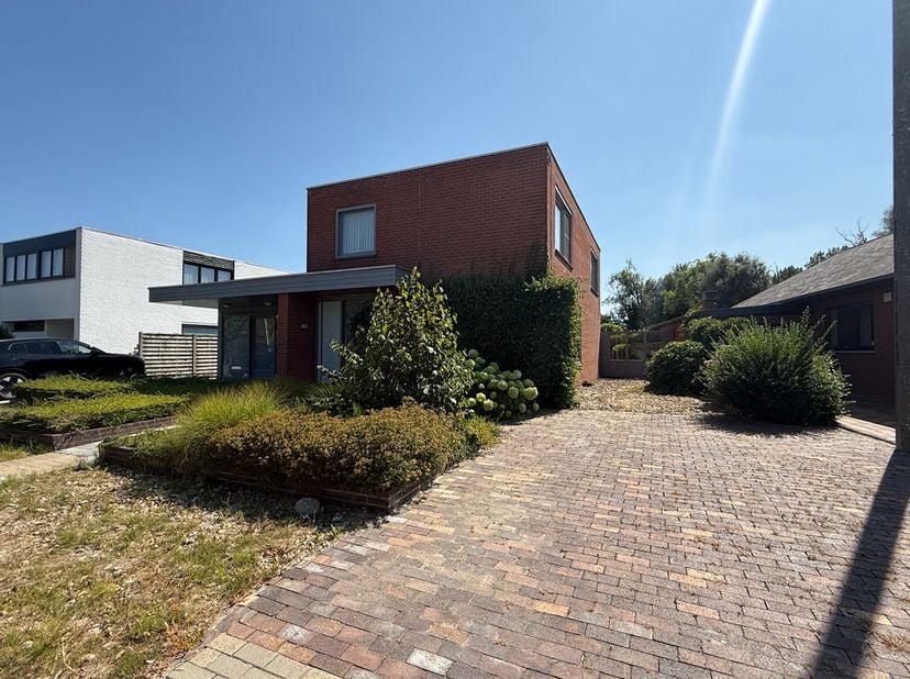 In de Wilgenlaan nabij het centrum van Kortemark, treffen we deze woning met 3 slaapkamers en aparte&amp;nbsp;garage.<br />
De woning omvat een inkomhal m