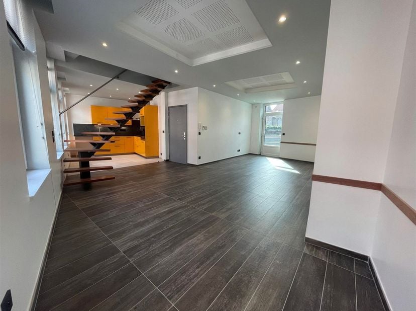 Zeer mooi, onlangs gerenoveerd duplexappartement op de eerste verdieping (zonder lift) van een residentie met 4 woningen, vlakbij het stadscentrum van