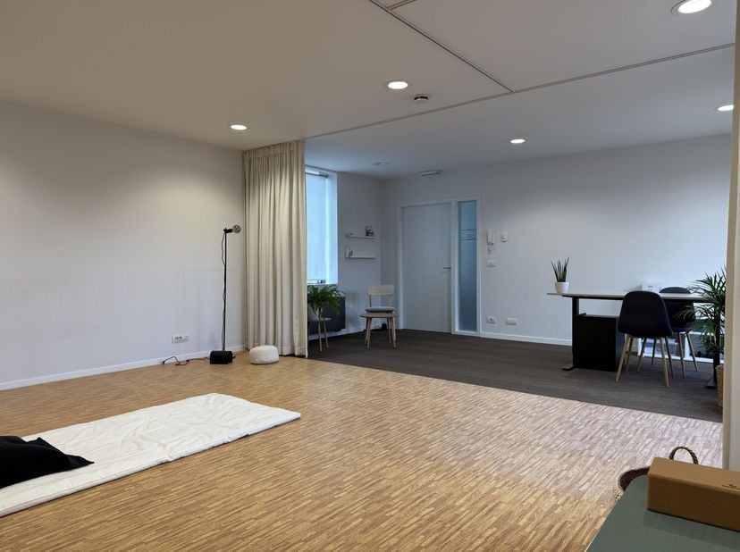 Deze kantoorruimte van ca. 50 m² biedt een flexibele werkomgeving binnen een coworkinghub.<br />
De open indeling laat diverse invullingen toe en vorm