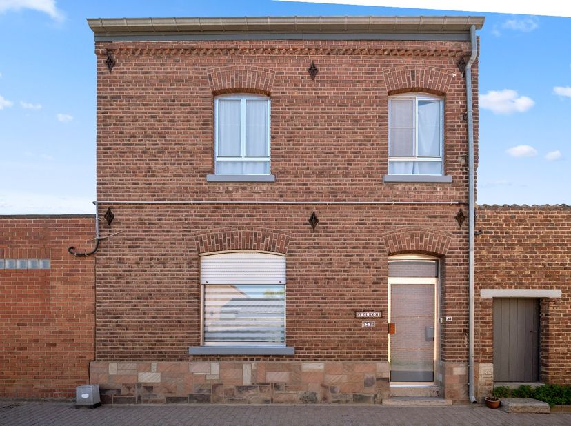 Deze gezellige woning is gelegen in het rustige Hoegaarden en is een open bebouwing met veel potentieel, perfect voor gezinnen. Met een gezellig terra