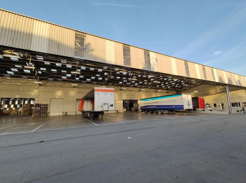 Opslagruimte met overdekte laad- en loszone te huur, op een vlot bereikbare ligging in het industriepark te Puurs vlakbij de A12. Het pand is uitermat