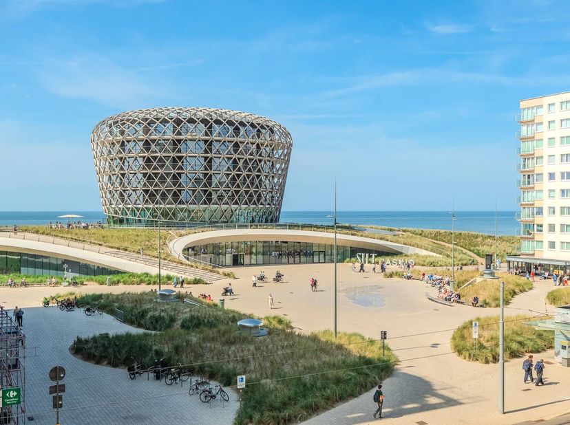Prachtig gerenoveerd tweeslaapkamer appartement met zijdelings zeezicht te koop gelegen op toplocatie vlakbij het nieuwe casino van Middelkerke! Het a
