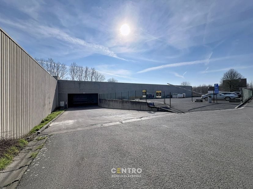 Benaderende bruto-AFMETINGEN:&amp;nbsp;<br />
Magazijn: 330m²&amp;nbsp; (28 x 11,78m).<br />
Ruim verhard gemeenschappelijk parkeerterrein met slagboom.<br />