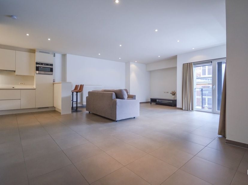 Dit aantrekkelijk appartement bevindt zich op de eerste verdieping van residentie 'Astrid', pal in het centrum van Izegem op wandelafstand van diverse