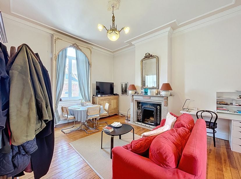 À proximité de Montgomery et de l'avenue de Tervueren, dans une rue calme à sens unique, au 2E étage d’une maison de Maître, superbe appart MEUBLÉ,  u