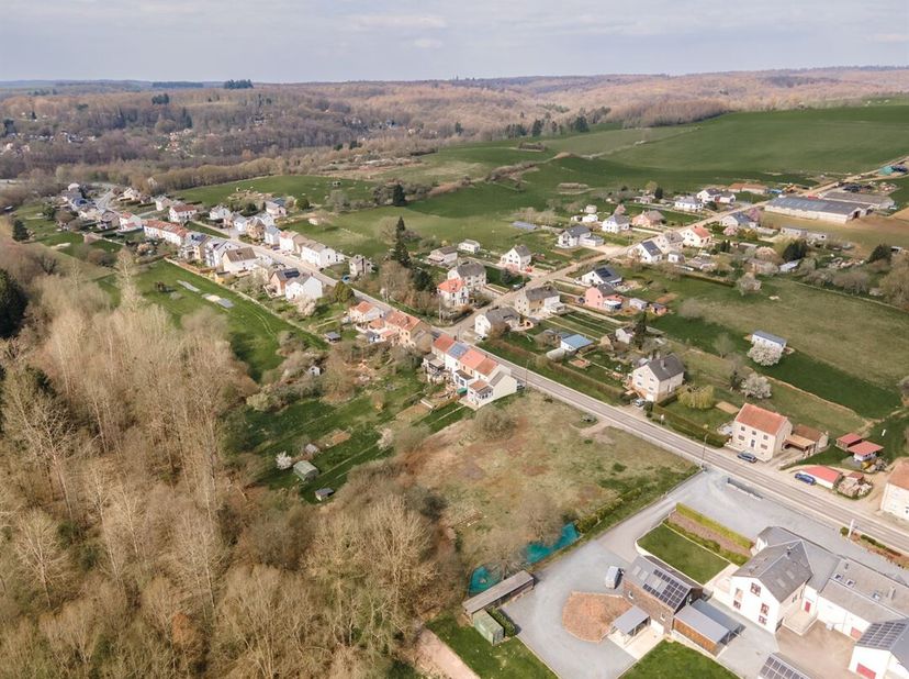 W Immobilière vous propose, dans le village dEthe, un terrain à bâtir de 7 ares 92 centiares, idéalement situé à proximité des commodités et de la vil