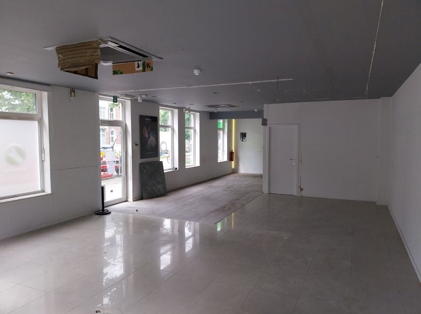 Handelspand te huur in Hasselt, bestaande uit een grote handelsruimte, toilet en een apart keukentje.<br />
Het pand beschikt over een grote kelder, m