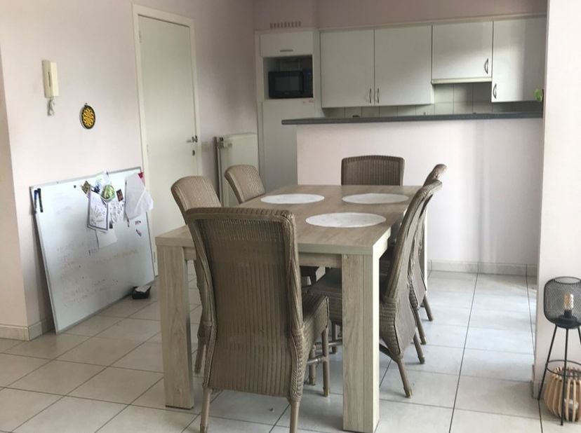 Op zoek naar een comfortabel appartement op een rustige en vlot bereikbare locatie in Oostakker? Dan is dit appartement zeker een bezoek waard.<br />