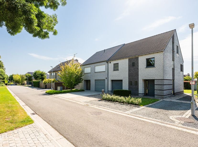 Ruime halfopen bebouwing met 5 slaapkamers in het landelijke Spiere-Helkijn<br />
<br />
Welkom in deze verrassend ruime halfopen bebouwing, gelegen i