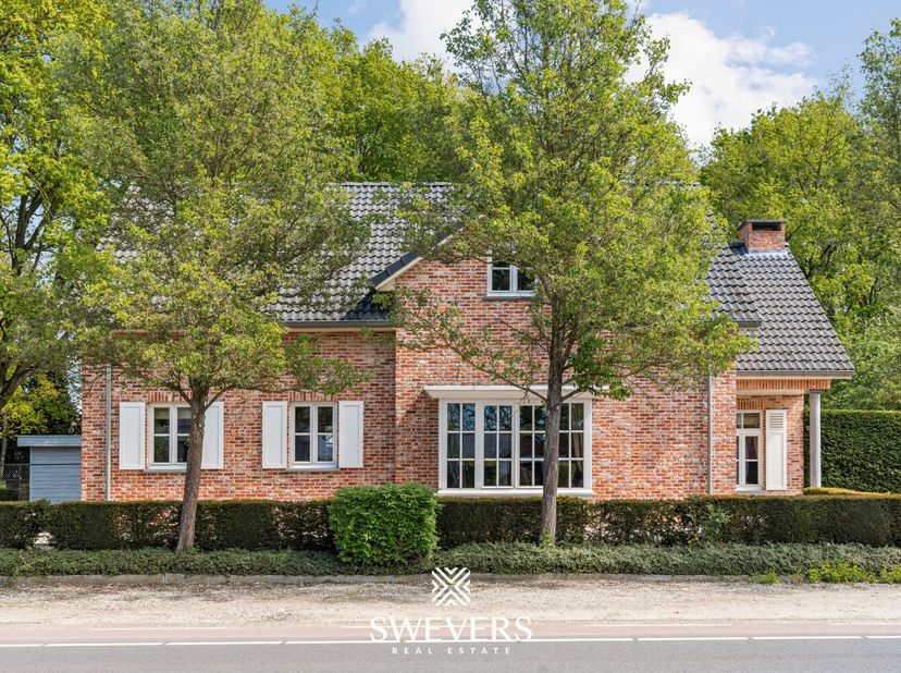 Voor meer info en fotos, surf naar www.swevers.be  Deze open bebouwing op Laan op Heusden 47 in Koersel werd gebouwd in 2006 en biedt met een bewoonba
