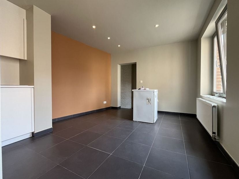 Mooie, volledig gerenoveerde flat in het centrum van Antoing, dicht bij alle voorzieningen.<br />
De woning heeft een bewoonbare oppervlakte van ongev