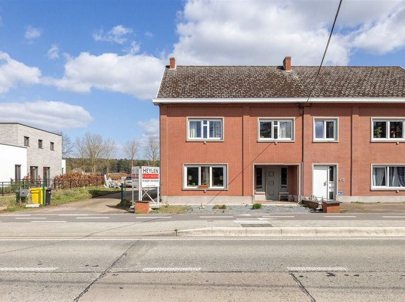 Ruime HOB met 3 slaapkamers op 1022m²<br />
Deze woning dateert van 1930 en dient gemoderniseerd te worden naar de hedendaagse normen.<br />
Ligging: