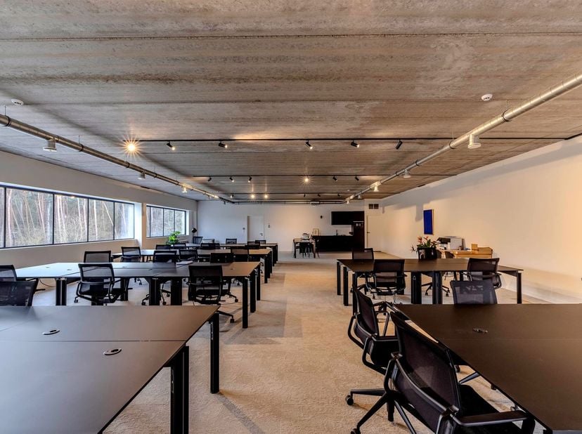 Ingericht kantoor/praktijkruimte van 235m²<br />
<br />
Langs de Poederleesteenweg te Lichtaart bevindt zich het opgeleverde nieuwbouwproject Bedrij