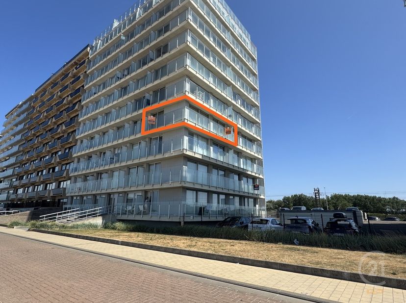 Dit verzorgde appartement bevindt zich op de derde verdieping van residentie Zeegalm aan de Zeedijk in Middelkerke en biedt een aangename woonomgeving