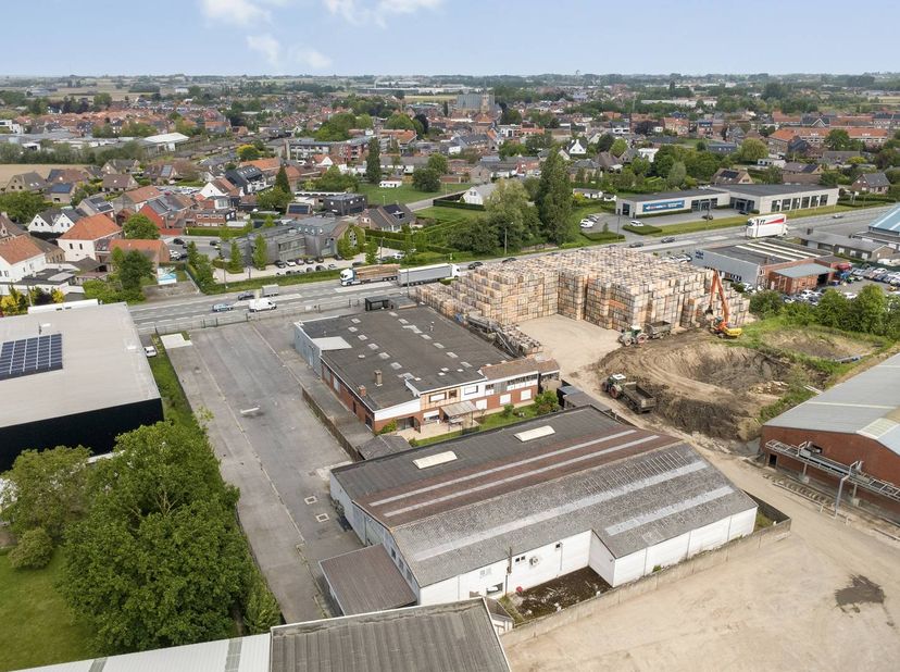 Bedrijfsgebouw op zichtlocatie nabij de op-en afrit van de E403, Roeselare-Tielt-Ardooie.<br />
<br />
Grondoppervlakte: ca. 5.874m²<br />
Straatbreed