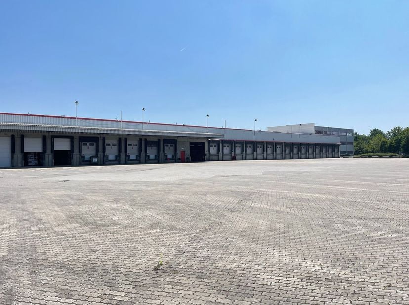 Entrepôt de 4.000 m² à louer dans la zone industrielle Mechelen-Zuid, à proximité de l'autoroute E19. L'entrepôt dispose d'une porte sectionnelle, de