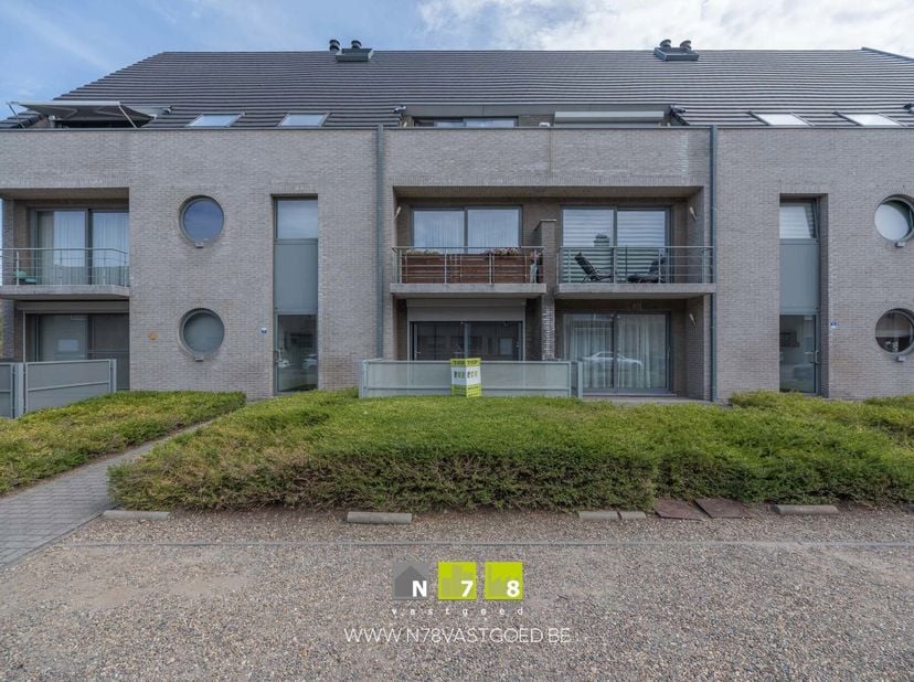 GELIJKVLOERS APPARTEMENT MET 2 SLAAPKAMERS INCLUSIEF PRIVATIEVE STANDPLAATS EN KELDERBERGING TE MAASMECHELEN <br />
TROEVEN<br />
-Gelegen dichtbij di